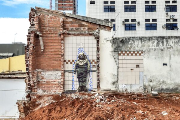 Obras são impressas em tecido transparente (Foto: Divulgação)