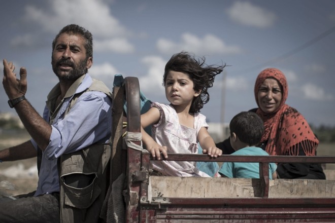 Família palestina deixa sua casa localizada próximo a ponto de bombardeio de Israel e busca refúgio em uma escola da Organização das Nações Unidas| Foto: Oliver Weiken/EFE