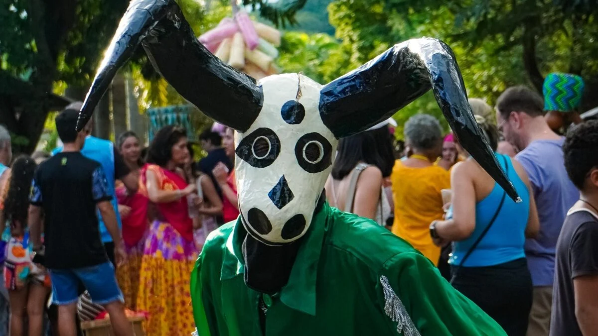 A cidade histórica de Pirenópolis está pronta para receber foliões em mais uma edição do Carnaval Cultural, que acontecerá de sexta-feira (28) a 4 de março. Com programação gratuita e aberta ao público, a festa promete movimentar as ruas charmosas da cidade com muita música, cor e tradição. Durante os cinco dias de celebração, os visitantes poderão apreciar uma diversidade de manifestações culturais e cortejos musicais que garantem a animação do evento. Nove blocos tradicionais de Pirenópolis vão se revezar em diferentes pontos da cidade, levando ritmos contagiantes como maracatu, marchinhas e samba, proporcionando um autêntico resgate da cultura popular. Com essa programação vibrante e inclusiva, o Carnaval Cultural de Pirenópolis reforça sua identidade e promete ser um dos destaques do período carnavalesco no estado, atraindo moradores e turistas para uma experiência inesquecível. Confira a programação completa do Carnaval Cultural de Pirenópolis: Sexta-feira (28) • IPADÊ – Maracatu COEPi | 16h – 19h Concentração: Igreja do Bonfim Percurso: Rua Aurora, parada na Cerveja Santa Dica (15min), apoteose no Coreto (Rosário dos Pretos) • Zé Pereira | 19h – 21h Concentração: Praça da Kombi (Praça da Pororoca) Percurso: Rua Sebastião Augusto Curado, supermercado Nota 10, retorno à Praça da Kombi Sábado (1º) • Pequi Sonoro | 16h30 – 18h30 Concentração: Coreto Percurso: Rui Barbosa, Rua do CAT, Palco Cultural (Rua Direita) • Zazaricando | 17h – 21h Concentração: Zazá Café Percurso: Rui Barbosa, Coreto, Ponte de Madeira, Beira-Rio, Ladeira do Rosário, Igreja, Palco Cultural • Catulé | 19h30 – 22h30 Concentração: Igreja do Bonfim Percurso: Rua Aurora, Coreto, Rua do Lazer, Palco Principal • Tilapatur | 21h – 00h Concentração: Em frente à Equatorial Percurso: Ladeira do Rosário, Rua do Lazer, Coreto, Ponte de Pedra, Zazá Café, Pousada das Cavalhadas Domingo (2) • Aláfia | 16h30 – 20h Concentração: Igreja do Bonfim Percurso: Rua Aurora, Coreto • Zazaricando | 17h – 20h Concentração: Zazá Café Percurso: Rua do Bonfim, Rua Aurora, Coreto, Rui Barbosa, Ponte de Pedra, retorno ao Zazá Café • Santa Dica | 20h – 22h Concentração: Cervejaria Santa Dica Percurso: Rua Aurora, Rua das Lojinhas, Zazá Café, Igreja, Ladeira do Rosário, Beira Rio • Tilapatur | 21h – 00h Concentração: Em frente à Equatorial Percurso: Ladeira do Rosário, Rua do Lazer, Coreto, Ponte de Pedra, Zazá Café, Pousada das Cavalhadas Segunda-feira (3) • Canarinhos da Terra | 09h – 11h Concentração: Rua Biloca (em frente à Villaê Pousada) Percurso: Rua Júlio de Aquino, Virgílio Godinho, José Gabriel, retorno à Villaê Pousada • Zé Pereira | 17h – 22h Concentração: Praça do Estádio Elzi Aires Percurso: Rua Jacy da Luz, Luiz Gonzaga Jaime, Igreja do Bonfim, Rua Aurora, Rui Barbosa, Ponte de Pedra, Igreja Matriz, Beira Rio, Largo ao lado da Aldeia da Paz • Catulé | 19h30 – 22h30 Concentração: Igreja do Bonfim Percurso: Rua Aurora, Coreto, Rua do Lazer, Palco Principal • Tilapatur | 21h – 00h Concentração: Em frente à Equatorial Percurso: Ladeira do Rosário, Rua do Lazer, Coreto, Ponte de Pedra, Zazá Café, Pousada das Cavalhadas Terça-feira (4) • Santa Dica | 19h30 – 22h Concentração: Cervejaria Santa Dica Percurso: Rua Aurora, Coreto, Beira Rio, Ladeira do Rosário, Beco do IPHAN, Zazá Café • Tilapatur | 21h – 00h Concentração: Em frente à Equatorial Percurso: Ladeira do Rosário, Rua do Lazer, Coreto, Ponte de Pedra, Zazá Café, Pousada das Cavalhadas Palco Rua Direita • Sábado, domingo e segunda-feira 20h – Som mecânico 22h – Banda Som da Amizade • Terça-feira 17h às 21h – Matinê Infantil com a Banda Som da Amizade 21h às 00h – Som mecânico