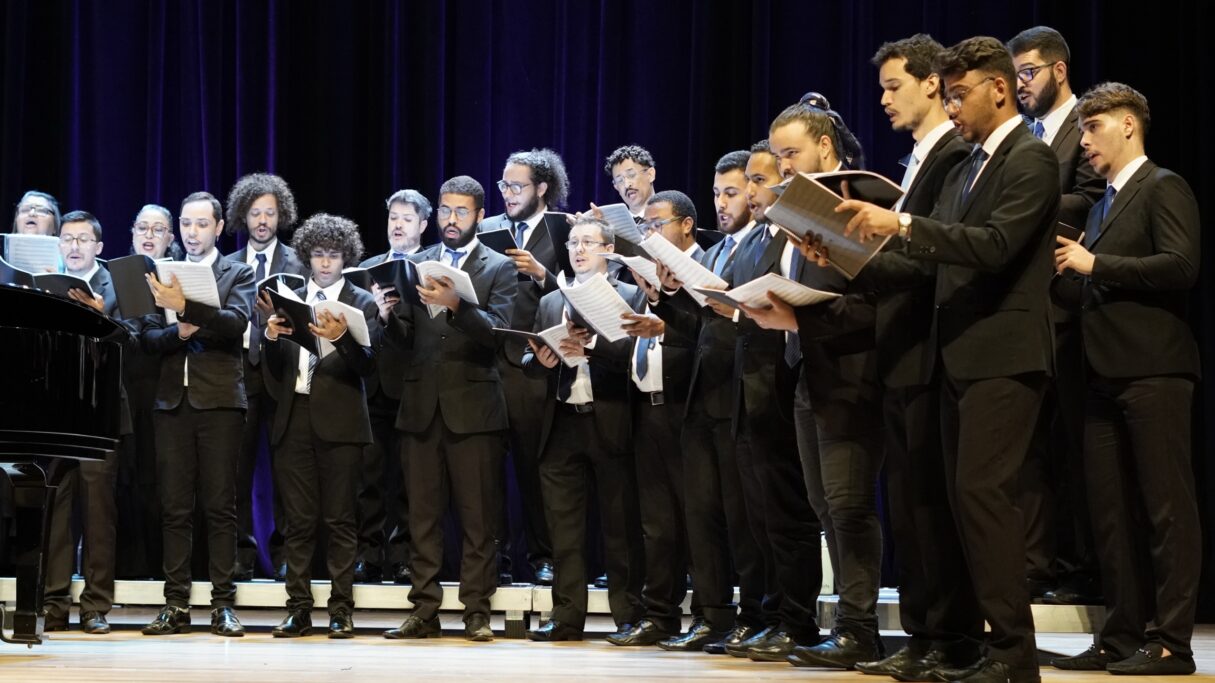 Coro Sinfônico Jovem de Goiás leva ao palco obras icônicas do repertório mundial de ópera (Foto: Secti)