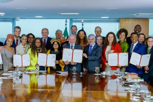 Presidente sanciona lei que reserva 30% das vagas no serviço público a negros, indígenas e quilombolas