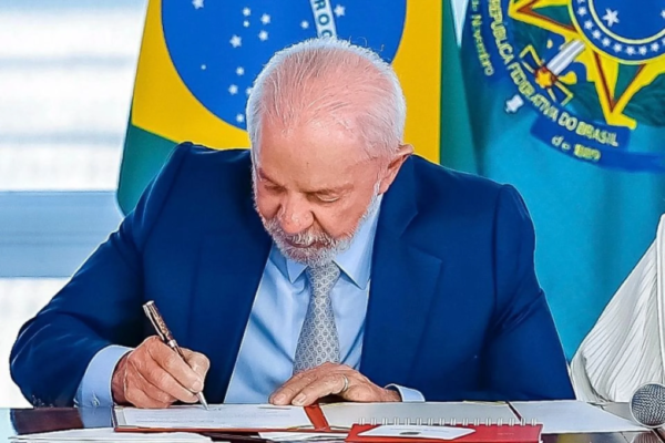 Presidente Lula sanciona lei que reajusta salários e reestrutura carreiras do Executivo federal