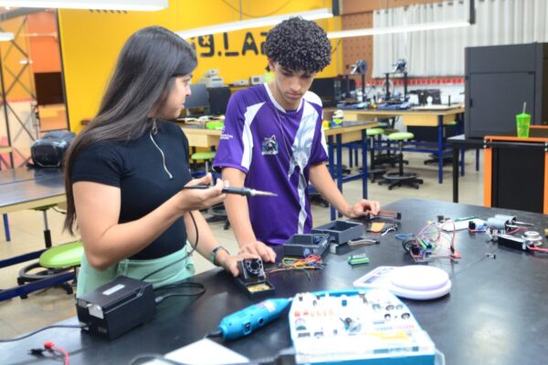 Alunos da Escola do Futuro garantem vaga em etapa nacional de Campeonato de Robótica