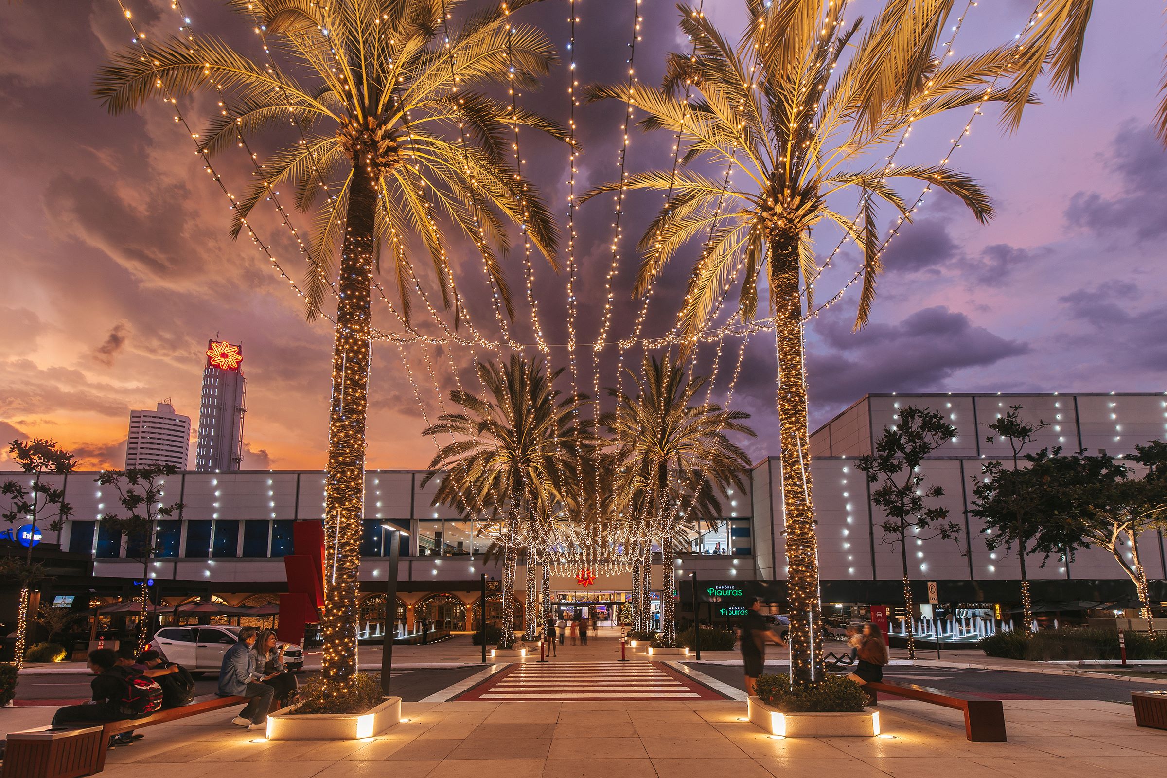 Dezembro segue em pleno vapor e, com ele, a busca pelo cenário perfeito para brindar as conquistas que marcaram 2025. Seja para os tradicionais amigos-secretos ou confraternizações, momentos de Natal em família ou a grande festa da virada, o Polo Gastronômico do Flamboyant Shopping se consolida como o principal ponto de encontro de Goiânia. Com capacidade para mais de três mil lugares simultaneamente, o complexo une sofisticação, alta gastronomia, cardápios variados e a praticidade de estar no Flamboyant Shopping, um polo completo de experiências, compras e lazer. E como a palavra de ordem para o fim de ano é “celebrar”, muitos restaurantes prepararam programações que passam pelo almoço, jantar, happy hour e jantares a badalados eventos para quem deseja uma noite memorável de Réveillon. Virada no Garden Flamboyant Para a noite de 31 de dezembro, a tradição se renova. Restaurantes como Kabanas Bar e Restaurante, Empório Piquiras, Cucina Mia e Coco Bambu promovem suas aguardadas festas de Réveillon, com menus exclusivos e atrações musicais. O ponto alto da noite promete ser, mais uma vez, a queima de fogos silenciosa no Garden Flamboyant, um espetáculo visual colorido e envolvente. A iniciativa promovida todos os anos pelo shopping respeita a sensibilidade sonora e colore o céu para dar as boas-vindas a 2026. Confira alguns destaques Cucina Mia O restaurante de alma italiana com toque contemporâneo é liderado pelo estrelado Chef Claude Troisgros, que desenvolveu um cardápio exclusivo e muitas opções de "comida que conforta". Com salas privativas para grupos de 10 a 14 pessoas, oferece um ambiente perfeito para confraternizações mais intimistas. A casa destaca-se pelos pratos frescos inspirados no Mediterrâneo e uma coquetelaria autoral. Réveillon Celebrare 2026: a festa terá o dueto Santê Musique e DJs Múcio e Cássia Kilmister. O valor do convite (R$ 450) é revertido em R$ 250 de consumação; e crianças de 6 a 12 anos pagam R$ 200, sendo revertido R$ 100 de consumação. Horários Especiais Natal: quarta-feira, 24/12 das 11h às 18h / quinta-feira 25/12 das 11h às 18h Réveillon Quarta-feira, 31/12 das 11h às 16h para o público geral. A festa à noite é reservada a quem adquirir ingresso Quinta-feira, 01/01 das 11h às 18h Informações e reservas: (62) 99879-2249 (WhatsApp) ou via Instagram @cucinamiagoiania Empório Piquiras A casa contemporânea com opções variadas oferece desde clássicos a pratos regionais e ainda se destaca pela vasta gama de petiscos e cardápio de drinques que atendem diversas preferências. Sinônimo de gastronomia e badalação, o Empório Piquiras Flamboyant ainda investiu em programação artística especial para o mês de dezembro. As atrações incluem DJ Sophia, DJ John John e DJ Renato Mex para o sábado dia 19 de dezembro. Dando sequência à programação, o dia 28 de dezembro é dedicado a atrações musicais como U2 cover, DJ Rodrigo Melo e DJ negão. Réveillon: uma tradição que ultrapassa 10 anos, a virada de ano no restaurante este ano segue com novidades. Na programação, buffet completo, bar de drinks selecionados e animação com a banda Disco Light e DJ Henrique Amaral. Horários Especiais: Natal: quarta-feira 24/12 funcionamento até as 18h / quinta-feira 25/12 (fechado) Réveillon Quarta-feira 31/12 funcionamento até as 15h; após o restaurante será fechado para organização da festa. A festa à noite é reservada a quem adquirir ingresso Quinta-feira 01/01 (aberto das 11h à meia-noite). Informações e reservas: (62) 3920-2515 Kabanas Bar e Restaurante Referência em alta gastronomia em Goiânia, o restaurante se destaca ao unir tradição, cozinha afetiva e excelência no atendimento. Fundada em 2004, a casa construiu sua história a partir de pratos clássicos bem executados, carta de vinhos premiada e um ambiente acolhedor, que valoriza a experiência completa do cliente. Entre os diferenciais estão a constância da qualidade, o serviço atento e personalizado, uma adega climatizada com mais de 500 rótulos e a capacidade de receber desde encontros intimistas até grandes celebrações. Réveillon 2026: para o último dia do ano, a casa investe em noite com decoração temática, menu exclusivo assinado pela Chef Carolina Amorim e música ao vivo com DJ Renato Jaime. Horários Especiais Natal: quarta-feira 24/12 das 11h30 às 18h / quinta-feira 25/12 das 11h30 às 17h Réveillon: Quarta-feira 31/12 das 11h às 16h; após o restaurante será fechado para organização da festa. A festa à noite é reservada a quem adquirir ingresso a partir das 20h30 Quinta-feira, 01/01/2026 (fechado) Sexta-feira 02/01 (funcionamento normal). Informações e reservas: (62) 3922-3393 Kanpai Blue Para quem prefere a leveza e o sabor da culinária asiática nas festas de confraternização, o Kanpai Blue ajustou seus horários para atender tanto no almoço de véspera quanto no jantar dos feriados. Horários Especiais: Horários Especiais Natal: quarta-feira 24/12 aberto até 16h / quinta-feira 25/12 abertura a partir das 17h Réveillon: quarta-feira 31/12 aberto até 16h / quinta-feira 01/01/2026 abertura a partir das 17h Informações e reservas: (62) 3432-9666 Pobre Juan Inspirado nas típicas casas argentinas, o Pobre Juan é referência nacional quando o assunto é parrilla e carnes. Com capacidade para 200 pessoas é opção perfeita para quem aprecia alta gastronomia, sabores únicos, drinques autorais e uma carta de vinhos selecionada. Com uma imponente adega, a casa reúne cerca de 130 rótulos de países como França, Itália, Portugal, Espanha, Brasil, Chile e Argentina. Para as festas de fim de ano, o restaurante oferece menus personalizados e espaços privativos ideais para eventos corporativos, entre amigos e familiares. Horários Especiais Natal: quarta-feira 24/12 e quinta-feira 25/12, aberto das 12h às 16h Réveillon Quarta-feira 31/12 aberto das 12h às 16h Quinta-feira 01/01/2026 (fechado) Informações e reservas: (62) 98137-8955