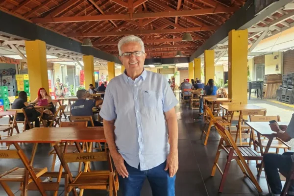 O Mercado Popular da Rua 74, no Centro de Goiânia, entra no clima natalino com uma programação especial de shows gratuitos entre os dias 23 e 30 de dezembro, sempre a partir das 20h. As apresentações acontecem no tradicional Jajá Drinks, bar que há décadas é ponto de encontro de quem aprecia música e boa convivência no coração da capital. A agenda musical começa nesta terça-feira (23) com o show do Grupo Karisma, abrindo a temporada de festas com muito ritmo e animação. Em razão do feriado de Natal, o espaço não funcionará nos dias 24 e 25 de dezembro. As atividades retornam na sexta-feira (26), com apresentação da dupla Wellington & Hugo. No sábado (27), quem sobe ao palco é o Grupo Dengo, e no domingo (28) o público poderá curtir a já tradicional Roda de Samba do Xandão, uma das mais aguardadas da programação. Com 35 anos de história, o Jajá Drinks, administrado por Jair Onofre, é um dos bares mais tradicionais do Mercado da 74. Conhecido por valorizar a música ao vivo e reunir frequentadores de diferentes gerações, o espaço mantém viva a tradição cultural do Centro de Goiânia, oferecendo uma opção acessível de lazer e entretenimento durante o período natalino.