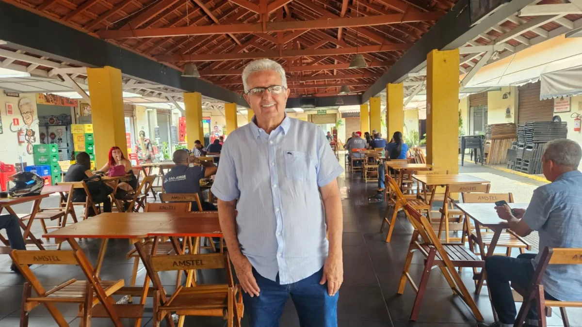 O Mercado Popular da Rua 74, no Centro de Goiânia, entra no clima natalino com uma programação especial de shows gratuitos entre os dias 23 e 30 de dezembro, sempre a partir das 20h. As apresentações acontecem no tradicional Jajá Drinks, bar que há décadas é ponto de encontro de quem aprecia música e boa convivência no coração da capital. A agenda musical começa nesta terça-feira (23) com o show do Grupo Karisma, abrindo a temporada de festas com muito ritmo e animação. Em razão do feriado de Natal, o espaço não funcionará nos dias 24 e 25 de dezembro. As atividades retornam na sexta-feira (26), com apresentação da dupla Wellington & Hugo. No sábado (27), quem sobe ao palco é o Grupo Dengo, e no domingo (28) o público poderá curtir a já tradicional Roda de Samba do Xandão, uma das mais aguardadas da programação. Com 35 anos de história, o Jajá Drinks, administrado por Jair Onofre, é um dos bares mais tradicionais do Mercado da 74. Conhecido por valorizar a música ao vivo e reunir frequentadores de diferentes gerações, o espaço mantém viva a tradição cultural do Centro de Goiânia, oferecendo uma opção acessível de lazer e entretenimento durante o período natalino.