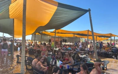 O Vale do Araguaia será palco de uma intensa programação cultural durante a temporada de férias de julho. Em sua 23ª edição, o Estrelas do Araguaia promove uma série de atrações gratuitas que passam por municípios e acampamentos da região, reunindo shows musicais, atividades culturais, ações sociais e iniciativas voltadas à preservação ambiental. Consolidado como um dos principais projetos itinerantes de cultura em Goiás, o Estrelas do Araguaia nasceu da conexão com o Rio Araguaia e tem como missão democratizar o acesso à arte, valorizando artistas goianos e levando entretenimento a cidades que tradicionalmente ficam fora dos grandes circuitos de eventos. Ao longo de mais de duas décadas, o projeto já percorreu municípios como Aruanã, Nova Crixás (Bandeirantes), Britânia (Itacaiú), Baliza e Cidade de Goiás, promovendo apresentações musicais, atividades recreativas, incentivo à leitura, ações esportivas e eventos para toda a família. A edição de 2026 foi aberta durante a Semana Santa, na Cidade de Goiás, com o espetáculo Grande Encontro Goiano, reunindo Maria Eugênia, Cláudia Vieira, Tom Chris e Pádua em um show especial na Rua do Encontro. Agora, a programação ganha força durante o mês de julho, quando artistas percorrem o Vale do Araguaia com apresentações gratuitas em praças públicas e acampamentos às margens do rio. A expectativa da organização é reunir cerca de 30 mil pessoas ao longo desta edição. Entre os destaques da programação estão os shows da Banda Soul Brazuka, Groove Quintal, Banda Versário, Marcelo Barra, Maria Eugênia, Cláudia Vieira, Grace Carvalho, Cejane Verdejo, Malue, além das participações de Tom Chris e Pádua. Programação percorre cidades e acampamentos As apresentações começam entre os dias 2 e 4 de julho, com a Banda Soul Brazuka em Baliza, no Acampamento Jaburu, em Cangas, e em dois shows em Aruanã, na Praça Couto Magalhães e no Condomínio Sol do Araguaia. Na semana seguinte, entre 7 e 11 de julho, os artistas Cejane Verdejo, Grace Carvalho e Malue se apresentam em diversos acampamentos localizados em Cangas, Itacaiú e Aruanã, levando música ao público que aproveita a temporada às margens do Rio Araguaia. Entre 16 e 18 de julho, será a vez da banda Groove Quintal animar os acampamentos Rabo de Arraia e Mundão Bão, além de um show na Arena Record, em Aruanã. Já entre 23 e 25 de julho, a Banda Versário sobe ao palco nos acampamentos Céu Pra Quê, Terra Santa e Morada 5, encerrando a programação de férias no Araguaia. O projeto será concluído no dia 22 de agosto, na Cidade de Goiás, com um show especial de Marcelo Barra no Museu Casa de Cora Coralina, em homenagem aos 300 anos do município. Cultura, solidariedade e preservação ambiental Coordenado por Sergei Cruvinel e João Arthur Carvalho, o Estrelas do Araguaia vai além da programação artística. Desde a pandemia, a iniciativa já distribuiu mais de 10 toneladas de alimentos, além de máscaras, álcool em gel, cestas básicas, protetores solares e repelentes para comunidades indígenas e ribeirinhas, em parceria com órgãos públicos e apoiadores. Nesta edição, o projeto também amplia sua atuação territorial ao incluir Baliza, município localizado próximo à nascente do Rio Araguaia, fortalecendo sua presença em diferentes regiões do estado. Outro destaque é o compromisso ambiental. Em parceria com a empresa Ideias Urbanas, o Estrelas do Araguaia desenvolve ações de gestão de resíduos sólidos alinhadas ao Plano Nacional de Resíduos Sólidos (PNRS) e aos Objetivos de Desenvolvimento Sustentável (ODS) da ONU, incentivando a preservação do Rio Araguaia durante toda a temporada. Confira a programação Semana 01 (Semana Santa) Sábado, 4 de abril – Rua do Encontro e Praça do Coreto, Cidade de Goiás • Show com Pádua – 20h • Show com Maria Eugênia – 21h • Show com Cláudia Vieira – 22h • Show com Tom Chris • O Grande Encontro Goiano na Rua do Encontro. Semana 02 (2 a 5 de julho) Quinta-feira, 2 de julho – Baliza • Show com a Banda Soul Brazuka – 12h Sexta-feira, 3 de julho – Cangas • Acampamento Jaburu • Show com a Banda Soul Brazuka – 12h Sábado, 4 de julho – Aruanã Praça Couto Magalhães Show com a Banda Soul Brazuka – 16h Sábado, 4 de julho – Aruanã Condomínio Sol do Araguaia Show com a Banda Soul Brazuka – 21h Semana 03 (7 a 11 de julho) Terça-feira, 7 de julho – Cangas Acampamento Canoa Virada Show com Cejane Verdejo ou Malue – 12h Quarta-feira, 8 de julho – Itacaiú Acampamento Garra Show com Grace Carvalho – 12h Quinta-feira, 9 de julho – Aruanã Acampamento Mesa Catorze Show com Cejane Verdejo – 12h Sexta-feira, 10 de julho – Aruanã Acampamento Tardezinha Show com Cejane Verdejo ou Grace Carvalho – 12h Participação de Malue, caso a negociação seja confirmada. Sábado, 11 de julho – Itacaiú Acampamento Toca da Loba Show com Grace Carvalho – 12h Sábado, 11 de julho – Aruanã Acampamento Tá Danado Show – 16h Semana 04 (16 a 19 de julho) Quinta-feira, 16 de julho – Itacaiú Acampamento Rabo de Arraia Show com Groove Quintal – 12h Sexta-feira, 17 de julho – Aruanã Acampamento Mundão Bão Show com Groove Quintal – 12h Sábado, 18 de julho – Aruanã Arena Record Show – 17h Semana 05 (23 a 26 de julho) Quinta-feira, 23 de julho – Aruanã Acampamento Céu Pra Quê Show com a Banda Versário – 12h Sexta-feira, 24 de julho – Aruanã Acampamento Terra Santa Show com a Banda Versário – 12h Sábado, 25 de julho – Aruanã Acampamento Morada 5 Show com a Banda Versário – 12h Semana 06 (22 de agosto) Sábado, 22 de agosto – Cidade de Goiás Museu Casa de Cora Coralina – 21h Show com Marcelo Barra em homenagem aos 300 anos da Cidade de Goiás.