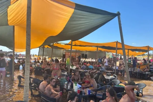 O Vale do Araguaia será palco de uma intensa programação cultural durante a temporada de férias de julho. Em sua 23ª edição, o Estrelas do Araguaia promove uma série de atrações gratuitas que passam por municípios e acampamentos da região, reunindo shows musicais, atividades culturais, ações sociais e iniciativas voltadas à preservação ambiental. Consolidado como um dos principais projetos itinerantes de cultura em Goiás, o Estrelas do Araguaia nasceu da conexão com o Rio Araguaia e tem como missão democratizar o acesso à arte, valorizando artistas goianos e levando entretenimento a cidades que tradicionalmente ficam fora dos grandes circuitos de eventos. Ao longo de mais de duas décadas, o projeto já percorreu municípios como Aruanã, Nova Crixás (Bandeirantes), Britânia (Itacaiú), Baliza e Cidade de Goiás, promovendo apresentações musicais, atividades recreativas, incentivo à leitura, ações esportivas e eventos para toda a família. A edição de 2026 foi aberta durante a Semana Santa, na Cidade de Goiás, com o espetáculo Grande Encontro Goiano, reunindo Maria Eugênia, Cláudia Vieira, Tom Chris e Pádua em um show especial na Rua do Encontro. Agora, a programação ganha força durante o mês de julho, quando artistas percorrem o Vale do Araguaia com apresentações gratuitas em praças públicas e acampamentos às margens do rio. A expectativa da organização é reunir cerca de 30 mil pessoas ao longo desta edição. Entre os destaques da programação estão os shows da Banda Soul Brazuka, Groove Quintal, Banda Versário, Marcelo Barra, Maria Eugênia, Cláudia Vieira, Grace Carvalho, Cejane Verdejo, Malue, além das participações de Tom Chris e Pádua. Programação percorre cidades e acampamentos As apresentações começam entre os dias 2 e 4 de julho, com a Banda Soul Brazuka em Baliza, no Acampamento Jaburu, em Cangas, e em dois shows em Aruanã, na Praça Couto Magalhães e no Condomínio Sol do Araguaia. Na semana seguinte, entre 7 e 11 de julho, os artistas Cejane Verdejo, Grace Carvalho e Malue se apresentam em diversos acampamentos localizados em Cangas, Itacaiú e Aruanã, levando música ao público que aproveita a temporada às margens do Rio Araguaia. Entre 16 e 18 de julho, será a vez da banda Groove Quintal animar os acampamentos Rabo de Arraia e Mundão Bão, além de um show na Arena Record, em Aruanã. Já entre 23 e 25 de julho, a Banda Versário sobe ao palco nos acampamentos Céu Pra Quê, Terra Santa e Morada 5, encerrando a programação de férias no Araguaia. O projeto será concluído no dia 22 de agosto, na Cidade de Goiás, com um show especial de Marcelo Barra no Museu Casa de Cora Coralina, em homenagem aos 300 anos do município. Cultura, solidariedade e preservação ambiental Coordenado por Sergei Cruvinel e João Arthur Carvalho, o Estrelas do Araguaia vai além da programação artística. Desde a pandemia, a iniciativa já distribuiu mais de 10 toneladas de alimentos, além de máscaras, álcool em gel, cestas básicas, protetores solares e repelentes para comunidades indígenas e ribeirinhas, em parceria com órgãos públicos e apoiadores. Nesta edição, o projeto também amplia sua atuação territorial ao incluir Baliza, município localizado próximo à nascente do Rio Araguaia, fortalecendo sua presença em diferentes regiões do estado. Outro destaque é o compromisso ambiental. Em parceria com a empresa Ideias Urbanas, o Estrelas do Araguaia desenvolve ações de gestão de resíduos sólidos alinhadas ao Plano Nacional de Resíduos Sólidos (PNRS) e aos Objetivos de Desenvolvimento Sustentável (ODS) da ONU, incentivando a preservação do Rio Araguaia durante toda a temporada. Confira a programação Semana 01 (Semana Santa) Sábado, 4 de abril – Rua do Encontro e Praça do Coreto, Cidade de Goiás • Show com Pádua – 20h • Show com Maria Eugênia – 21h • Show com Cláudia Vieira – 22h • Show com Tom Chris • O Grande Encontro Goiano na Rua do Encontro. Semana 02 (2 a 5 de julho) Quinta-feira, 2 de julho – Baliza • Show com a Banda Soul Brazuka – 12h Sexta-feira, 3 de julho – Cangas • Acampamento Jaburu • Show com a Banda Soul Brazuka – 12h Sábado, 4 de julho – Aruanã Praça Couto Magalhães Show com a Banda Soul Brazuka – 16h Sábado, 4 de julho – Aruanã Condomínio Sol do Araguaia Show com a Banda Soul Brazuka – 21h Semana 03 (7 a 11 de julho) Terça-feira, 7 de julho – Cangas Acampamento Canoa Virada Show com Cejane Verdejo ou Malue – 12h Quarta-feira, 8 de julho – Itacaiú Acampamento Garra Show com Grace Carvalho – 12h Quinta-feira, 9 de julho – Aruanã Acampamento Mesa Catorze Show com Cejane Verdejo – 12h Sexta-feira, 10 de julho – Aruanã Acampamento Tardezinha Show com Cejane Verdejo ou Grace Carvalho – 12h Participação de Malue, caso a negociação seja confirmada. Sábado, 11 de julho – Itacaiú Acampamento Toca da Loba Show com Grace Carvalho – 12h Sábado, 11 de julho – Aruanã Acampamento Tá Danado Show – 16h Semana 04 (16 a 19 de julho) Quinta-feira, 16 de julho – Itacaiú Acampamento Rabo de Arraia Show com Groove Quintal – 12h Sexta-feira, 17 de julho – Aruanã Acampamento Mundão Bão Show com Groove Quintal – 12h Sábado, 18 de julho – Aruanã Arena Record Show – 17h Semana 05 (23 a 26 de julho) Quinta-feira, 23 de julho – Aruanã Acampamento Céu Pra Quê Show com a Banda Versário – 12h Sexta-feira, 24 de julho – Aruanã Acampamento Terra Santa Show com a Banda Versário – 12h Sábado, 25 de julho – Aruanã Acampamento Morada 5 Show com a Banda Versário – 12h Semana 06 (22 de agosto) Sábado, 22 de agosto – Cidade de Goiás Museu Casa de Cora Coralina – 21h Show com Marcelo Barra em homenagem aos 300 anos da Cidade de Goiás.