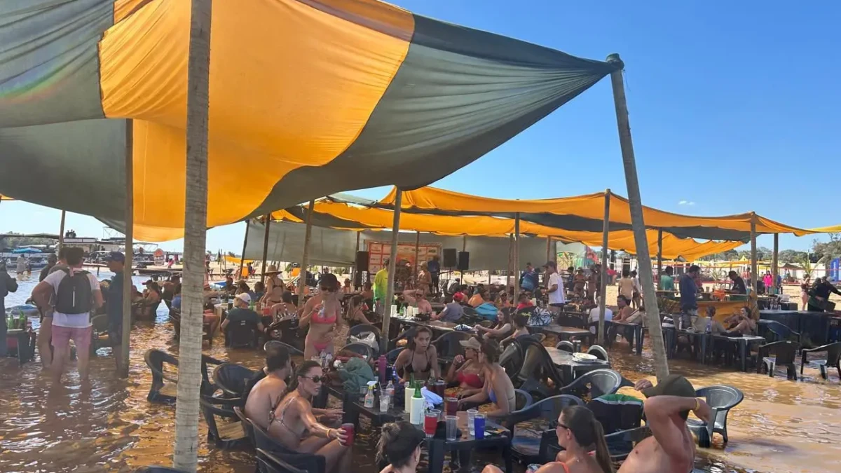 O Vale do Araguaia será palco de uma intensa programação cultural durante a temporada de férias de julho. Em sua 23ª edição, o Estrelas do Araguaia promove uma série de atrações gratuitas que passam por municípios e acampamentos da região, reunindo shows musicais, atividades culturais, ações sociais e iniciativas voltadas à preservação ambiental. Consolidado como um dos principais projetos itinerantes de cultura em Goiás, o Estrelas do Araguaia nasceu da conexão com o Rio Araguaia e tem como missão democratizar o acesso à arte, valorizando artistas goianos e levando entretenimento a cidades que tradicionalmente ficam fora dos grandes circuitos de eventos. Ao longo de mais de duas décadas, o projeto já percorreu municípios como Aruanã, Nova Crixás (Bandeirantes), Britânia (Itacaiú), Baliza e Cidade de Goiás, promovendo apresentações musicais, atividades recreativas, incentivo à leitura, ações esportivas e eventos para toda a família. A edição de 2026 foi aberta durante a Semana Santa, na Cidade de Goiás, com o espetáculo Grande Encontro Goiano, reunindo Maria Eugênia, Cláudia Vieira, Tom Chris e Pádua em um show especial na Rua do Encontro. Agora, a programação ganha força durante o mês de julho, quando artistas percorrem o Vale do Araguaia com apresentações gratuitas em praças públicas e acampamentos às margens do rio. A expectativa da organização é reunir cerca de 30 mil pessoas ao longo desta edição. Entre os destaques da programação estão os shows da Banda Soul Brazuka, Groove Quintal, Banda Versário, Marcelo Barra, Maria Eugênia, Cláudia Vieira, Grace Carvalho, Cejane Verdejo, Malue, além das participações de Tom Chris e Pádua. Programação percorre cidades e acampamentos As apresentações começam entre os dias 2 e 4 de julho, com a Banda Soul Brazuka em Baliza, no Acampamento Jaburu, em Cangas, e em dois shows em Aruanã, na Praça Couto Magalhães e no Condomínio Sol do Araguaia. Na semana seguinte, entre 7 e 11 de julho, os artistas Cejane Verdejo, Grace Carvalho e Malue se apresentam em diversos acampamentos localizados em Cangas, Itacaiú e Aruanã, levando música ao público que aproveita a temporada às margens do Rio Araguaia. Entre 16 e 18 de julho, será a vez da banda Groove Quintal animar os acampamentos Rabo de Arraia e Mundão Bão, além de um show na Arena Record, em Aruanã. Já entre 23 e 25 de julho, a Banda Versário sobe ao palco nos acampamentos Céu Pra Quê, Terra Santa e Morada 5, encerrando a programação de férias no Araguaia. O projeto será concluído no dia 22 de agosto, na Cidade de Goiás, com um show especial de Marcelo Barra no Museu Casa de Cora Coralina, em homenagem aos 300 anos do município. Cultura, solidariedade e preservação ambiental Coordenado por Sergei Cruvinel e João Arthur Carvalho, o Estrelas do Araguaia vai além da programação artística. Desde a pandemia, a iniciativa já distribuiu mais de 10 toneladas de alimentos, além de máscaras, álcool em gel, cestas básicas, protetores solares e repelentes para comunidades indígenas e ribeirinhas, em parceria com órgãos públicos e apoiadores. Nesta edição, o projeto também amplia sua atuação territorial ao incluir Baliza, município localizado próximo à nascente do Rio Araguaia, fortalecendo sua presença em diferentes regiões do estado. Outro destaque é o compromisso ambiental. Em parceria com a empresa Ideias Urbanas, o Estrelas do Araguaia desenvolve ações de gestão de resíduos sólidos alinhadas ao Plano Nacional de Resíduos Sólidos (PNRS) e aos Objetivos de Desenvolvimento Sustentável (ODS) da ONU, incentivando a preservação do Rio Araguaia durante toda a temporada. Confira a programação Semana 01 (Semana Santa) Sábado, 4 de abril – Rua do Encontro e Praça do Coreto, Cidade de Goiás • Show com Pádua – 20h • Show com Maria Eugênia – 21h • Show com Cláudia Vieira – 22h • Show com Tom Chris • O Grande Encontro Goiano na Rua do Encontro. Semana 02 (2 a 5 de julho) Quinta-feira, 2 de julho – Baliza • Show com a Banda Soul Brazuka – 12h Sexta-feira, 3 de julho – Cangas • Acampamento Jaburu • Show com a Banda Soul Brazuka – 12h Sábado, 4 de julho – Aruanã Praça Couto Magalhães Show com a Banda Soul Brazuka – 16h Sábado, 4 de julho – Aruanã Condomínio Sol do Araguaia Show com a Banda Soul Brazuka – 21h Semana 03 (7 a 11 de julho) Terça-feira, 7 de julho – Cangas Acampamento Canoa Virada Show com Cejane Verdejo ou Malue – 12h Quarta-feira, 8 de julho – Itacaiú Acampamento Garra Show com Grace Carvalho – 12h Quinta-feira, 9 de julho – Aruanã Acampamento Mesa Catorze Show com Cejane Verdejo – 12h Sexta-feira, 10 de julho – Aruanã Acampamento Tardezinha Show com Cejane Verdejo ou Grace Carvalho – 12h Participação de Malue, caso a negociação seja confirmada. Sábado, 11 de julho – Itacaiú Acampamento Toca da Loba Show com Grace Carvalho – 12h Sábado, 11 de julho – Aruanã Acampamento Tá Danado Show – 16h Semana 04 (16 a 19 de julho) Quinta-feira, 16 de julho – Itacaiú Acampamento Rabo de Arraia Show com Groove Quintal – 12h Sexta-feira, 17 de julho – Aruanã Acampamento Mundão Bão Show com Groove Quintal – 12h Sábado, 18 de julho – Aruanã Arena Record Show – 17h Semana 05 (23 a 26 de julho) Quinta-feira, 23 de julho – Aruanã Acampamento Céu Pra Quê Show com a Banda Versário – 12h Sexta-feira, 24 de julho – Aruanã Acampamento Terra Santa Show com a Banda Versário – 12h Sábado, 25 de julho – Aruanã Acampamento Morada 5 Show com a Banda Versário – 12h Semana 06 (22 de agosto) Sábado, 22 de agosto – Cidade de Goiás Museu Casa de Cora Coralina – 21h Show com Marcelo Barra em homenagem aos 300 anos da Cidade de Goiás.